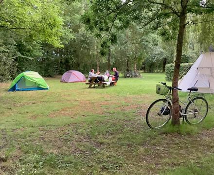 Emplacement cyclo touristes avec TIPI - Camping La clé des Champs Luçon